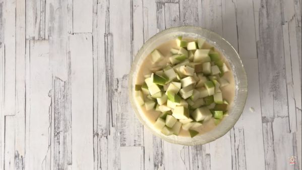 Вмешиваем яблоки в тесто.